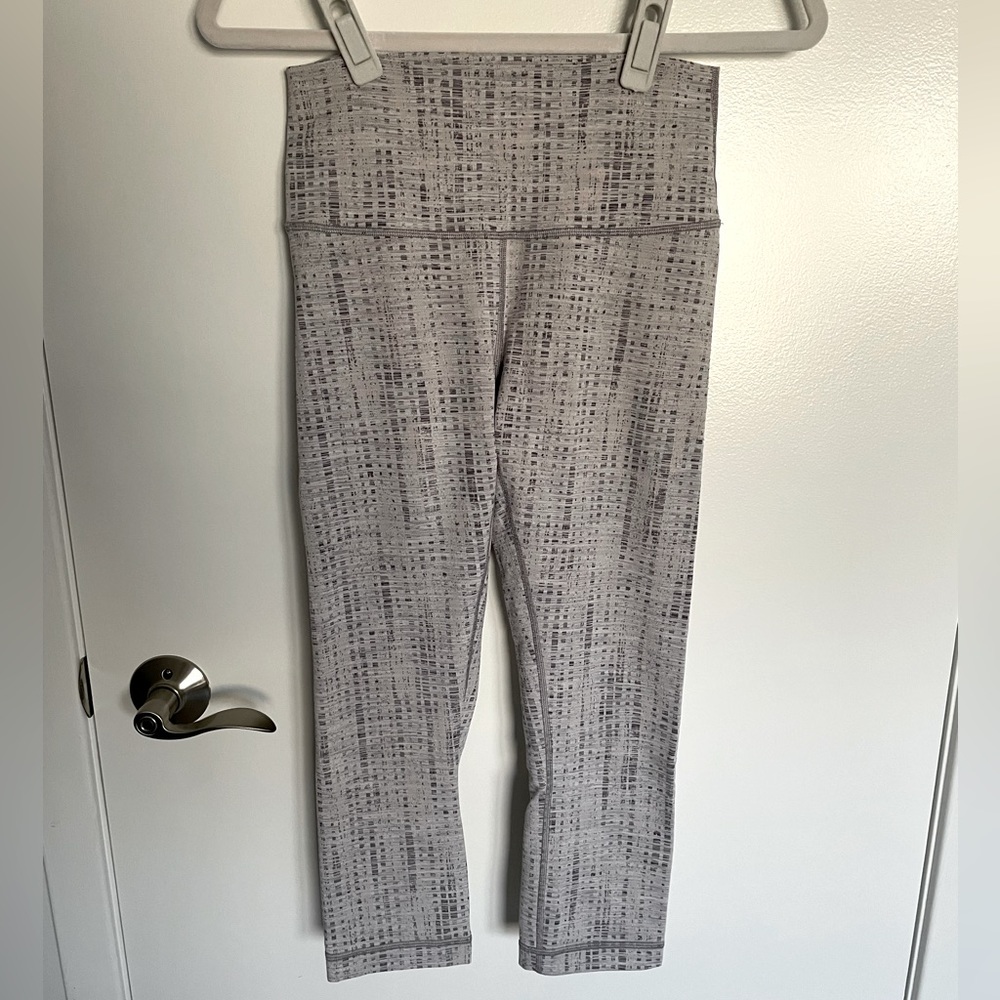 Lululemon cropped leggings in grey pattern, size 6